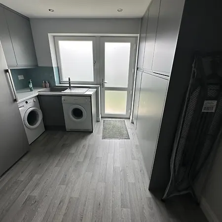 Modern Hot Tub 3 Bed *